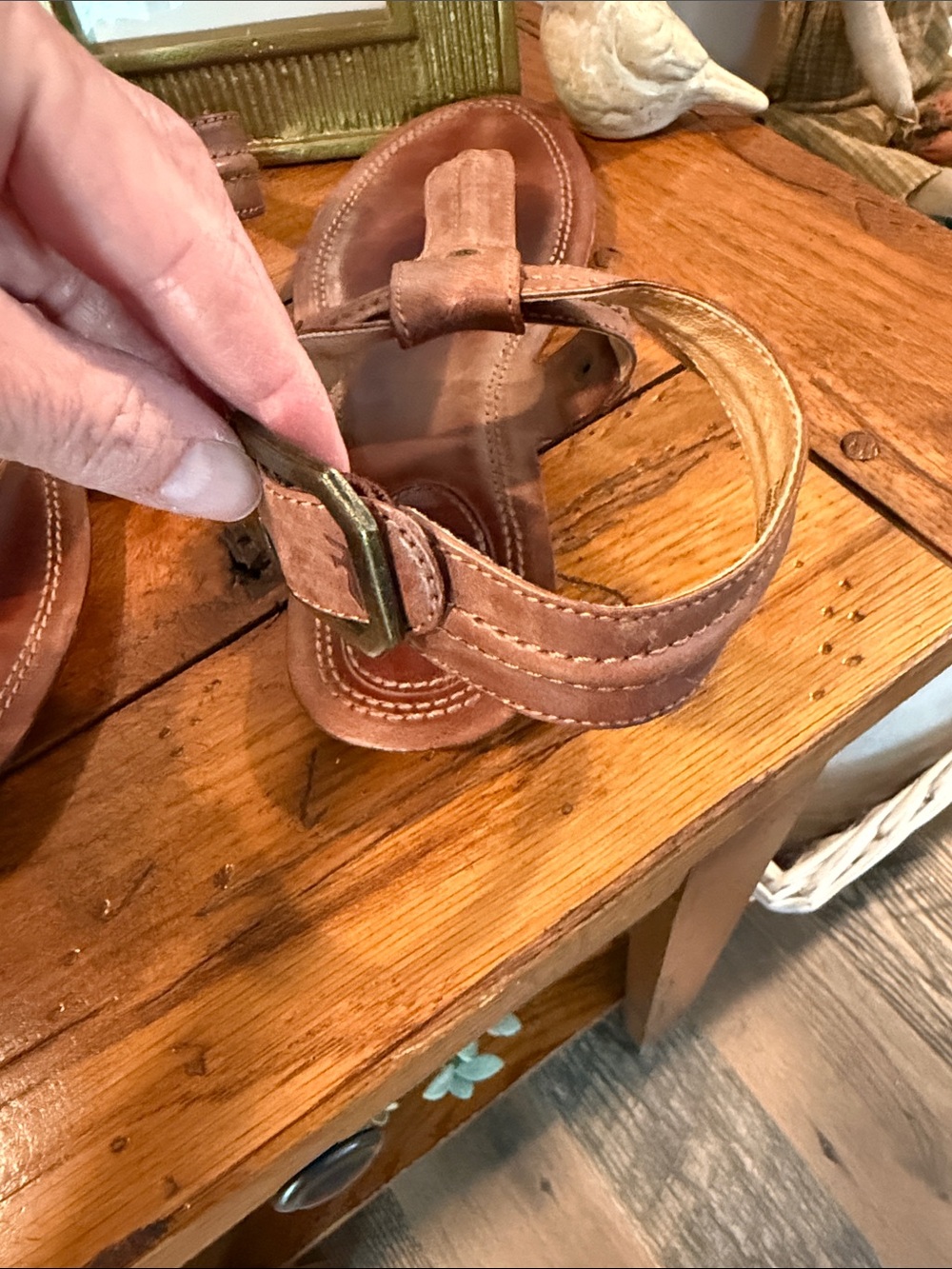 Frye Alessia Brown Leather T-Strap Sandals - Picture 5 of 8